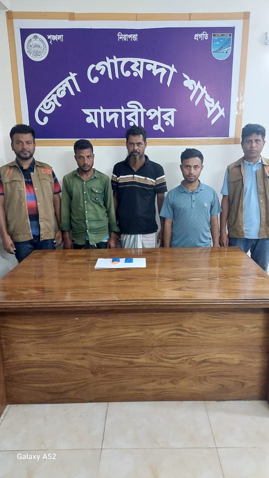 শিবচর থানা এলাকা হতে ৪০০ (চারশত) পিস ইয়াবা ট্যাবলেটসহ ৩ (তিন) জন মাদক ব্যবসায়ী গ্রেফতার।