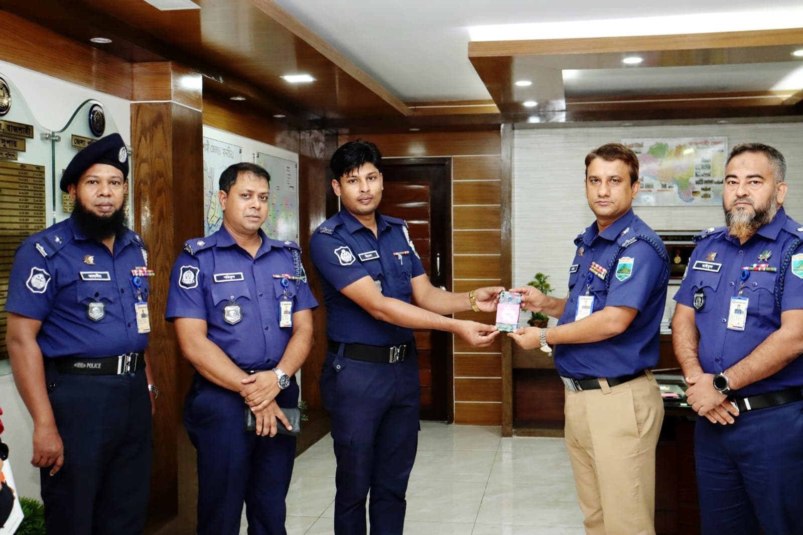 রাজশাহীতে উদ্ধারকৃত ৫০টি হারিয়ে যাওয়া মোবাইল ফোন প্রকৃত মালিকদের কাছে হস্তান্তর