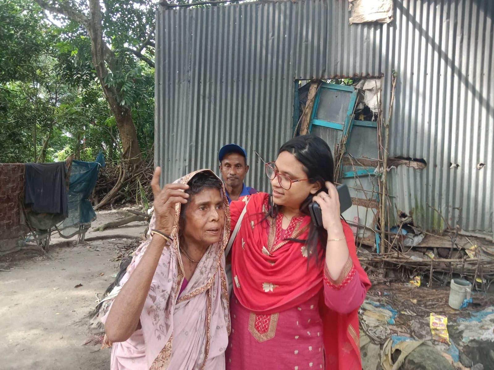 নরসিংদীর শিবপুর উপজেলা নির্বাহী অফিসার মানবিক সহায়তা করলেন অসহায় বিধবা মিলন রাণী দাসকে