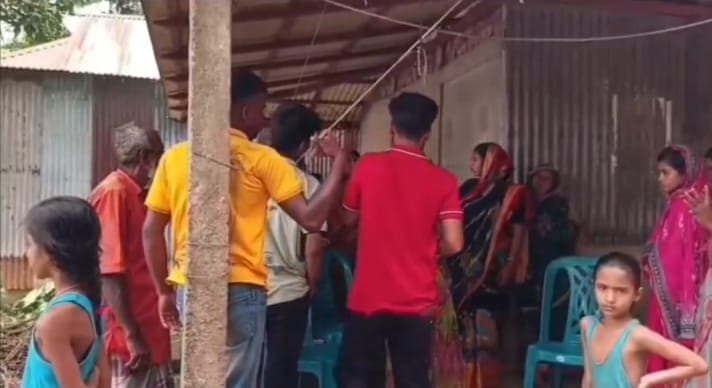 সুনামগঞ্জের তাহিরপুরের ইসলামপুর গ্রামে প্রেমিকের বাড়িতে বিয়ের দাবিতে প্রেমিকার অনশন না হলে আত্মহত্যা করার হুমকি