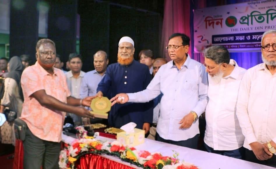 জেলা পর্যায়ে বিশেষ অবদান রাখায় সাংবাদিক স্বপনকে দিন প্রতিদিন পত্রিকা পক্ষ থেকে সম্মাননা ক্রেস্ট প্রদান