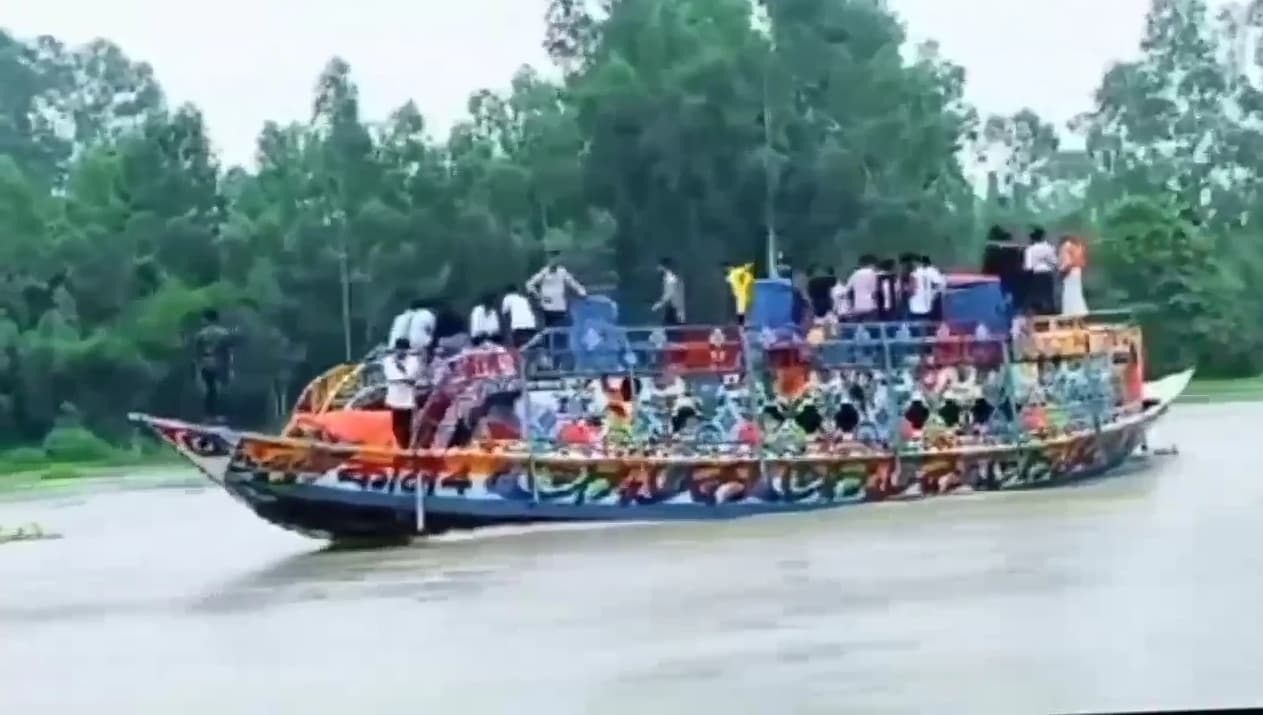 কালিয়াকৈরে তুরাগ নদে পিকনিকের নামে নৌকায় তরুণ তরুণীর অসামাজিক কার্যকলাপে অতিষ্ঠ এলাকাবাসী