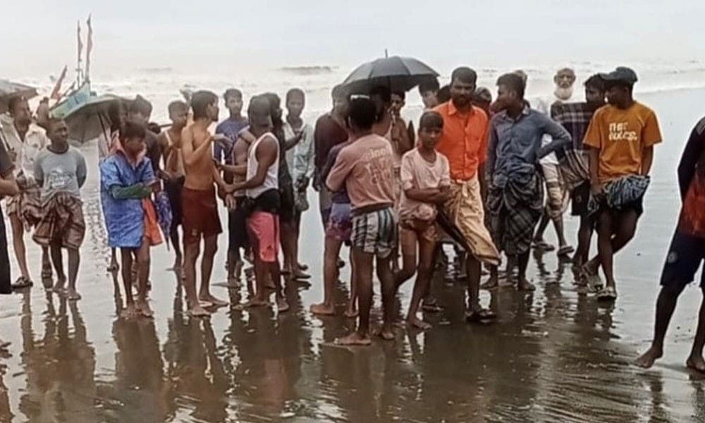 টেকনাফে রোহিঙ্গাবাহী নৌকাডুবি, নিখোঁজ ১৩
