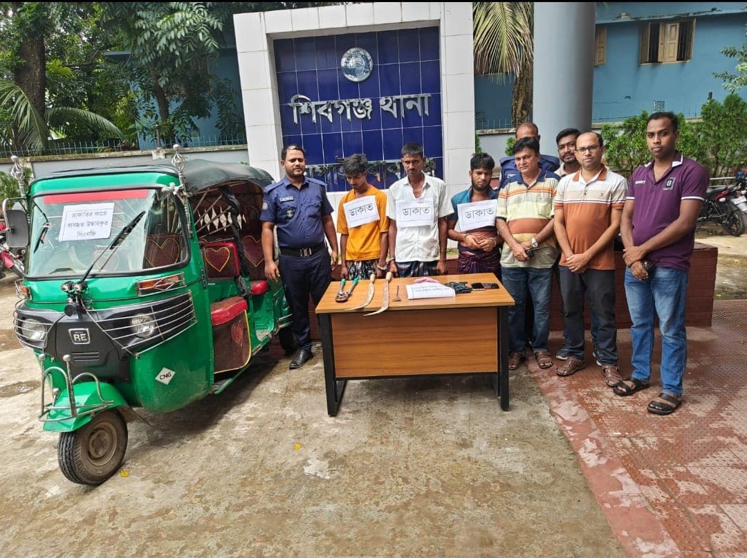 ডাকাতির প্রস্তুতিকালে ৩ ডাকাত গ্রেফতার, সিএনজি ও দেশীয় অস্ত্র উদ্ধার
