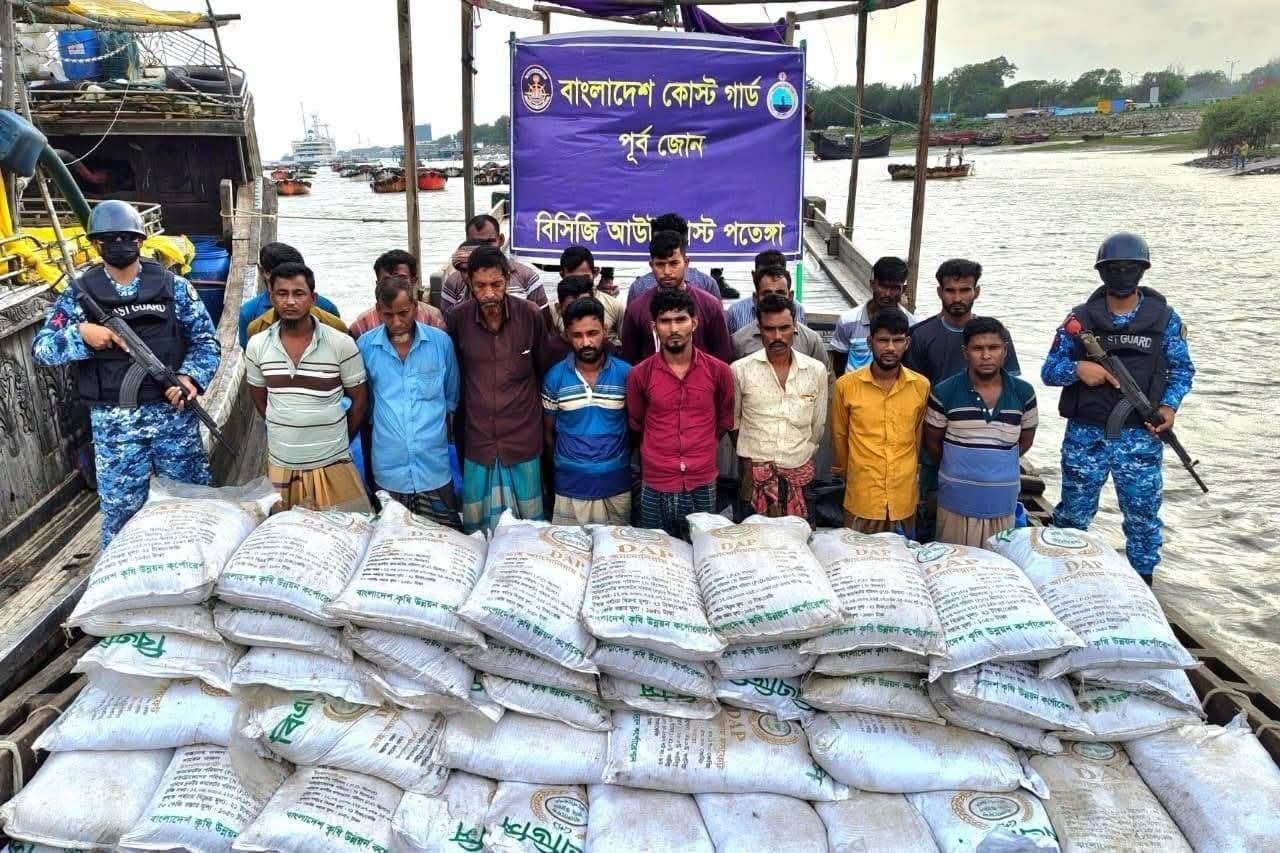 পতেঙ্গায় কোস্ট গার্ডের বিশেষ অভিযান: ২৩ পাচারকারী আটক, জব্দ ২২ হাজার কেজি সার