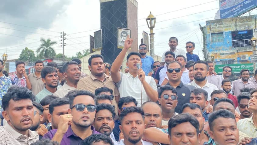 তারেক রহমানকে নিয়ে কুরুচিপূর্ণ মন্তব্যের প্রতিবাদে উত্তাল বগুড়া, এনসিপি নেতাদের ব্যানারে আগুন ছাত্রদলের