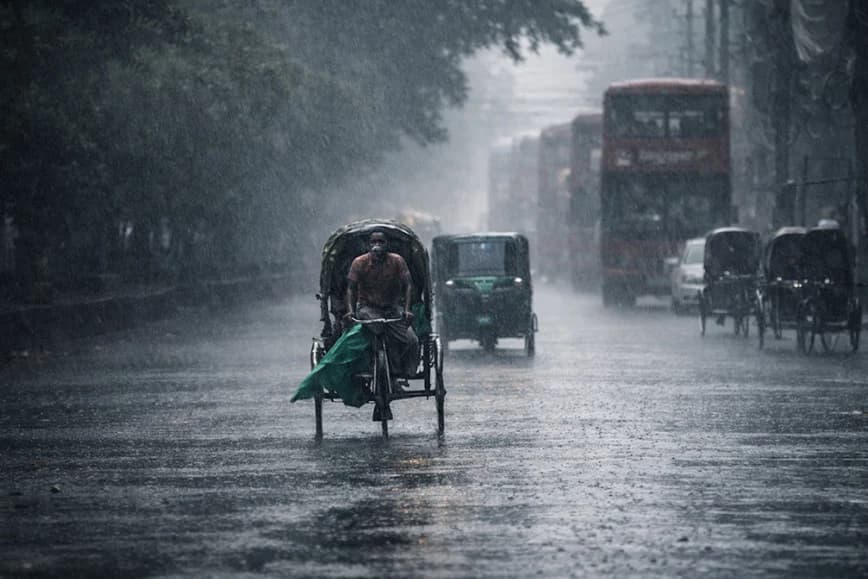 সতর্কবার্তা: আগামী ৪ দিন দেশজুড়ে ভারী বৃষ্টি ও বজ্রঝড়ের পূর্বাভাস আবহাওয়ার