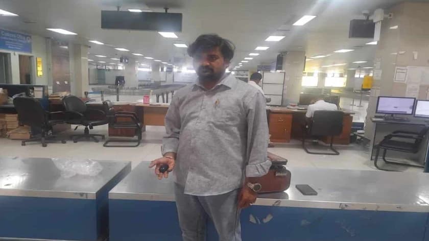 শাহ আমানত বিমানবন্দরে আন্ডারওয়্যারে ১ কোটি টাকার স্বর্ণসহ ভারতীয় নাগরিক আটক
