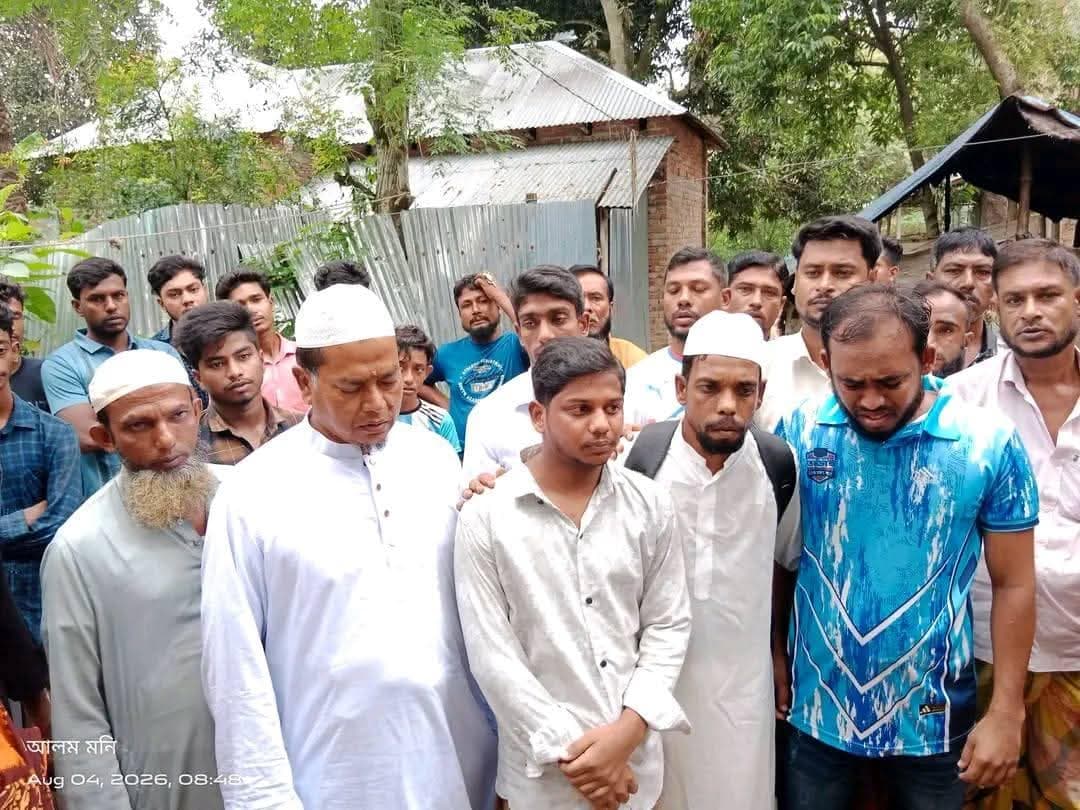 হজ পালনের লক্ষ্য নিয়ে পায়ে হেঁটে সৌদি আরবের পথে নাটোরের দুলাল হোসেন