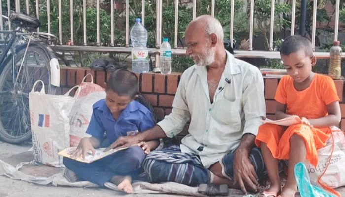 বাবার জুতা সেলাইয়ের পাশে ফুটপাতে পাঠশালা, ডাক্তার হওয়ার স্বপ্ন দেখছে ছোট্ট প্রিয়জিত