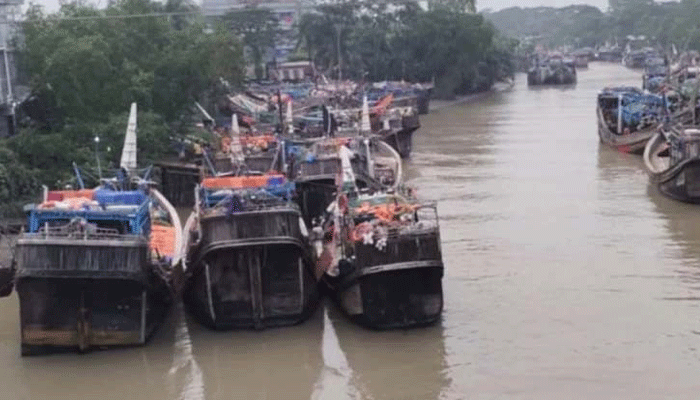 সাগরে মাছ নেই, ঘরে খাবার নেই, তবু ঋণের কিস্তি থামছে না: দিশেহারা উপকূলের জেলেরা