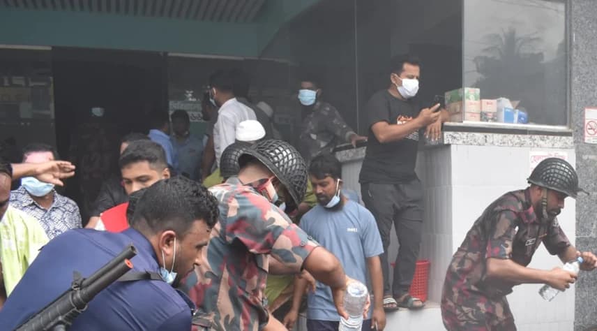 সাতক্ষীরার ব্লিস হাসপাতালে অগ্নিকাণ্ড, বিজিবি ও ফায়ার সার্ভিসের দ্রুত তৎপরতায় রক্ষা পেলেন রোগীরা