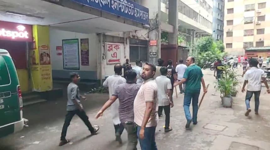 জবিতে প্ল্যাকার্ড নিয়ে সংঘাত, হাসপাতালে চিকিৎসাধীন আহতদের ওপর ছাত্রদলের আকস্মিক হামলা