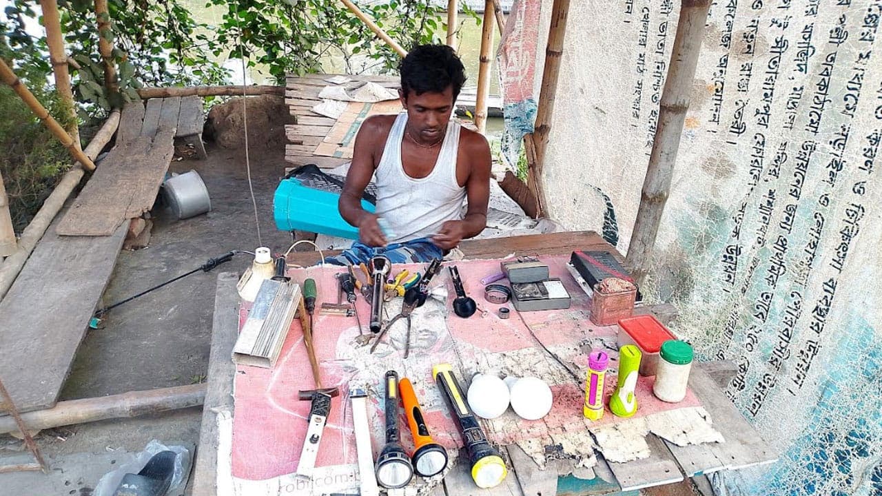 ভিক্ষা নয়, এক পায়ে লড়ে ইলেকট্রনিক্স মেরামতে সংসার সামলাচ্ছেন নড়াইলের গোপী
