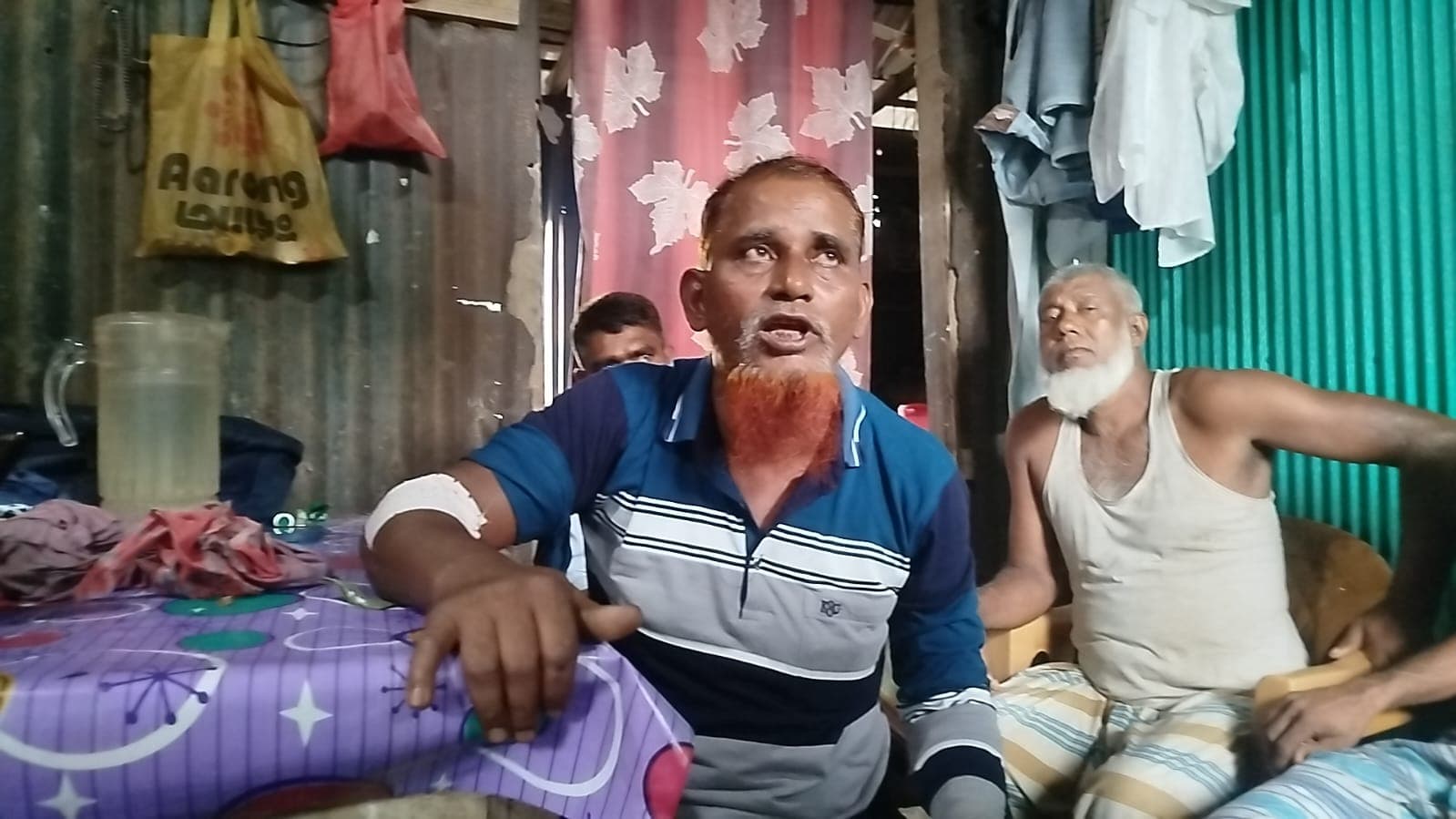 মসজিদের জমি বাঁচাতে গিয়ে রক্তাক্ত সম্পাদক, হাত ভেঙে দেওয়ার নৃশংস হামলা অভিযোগ