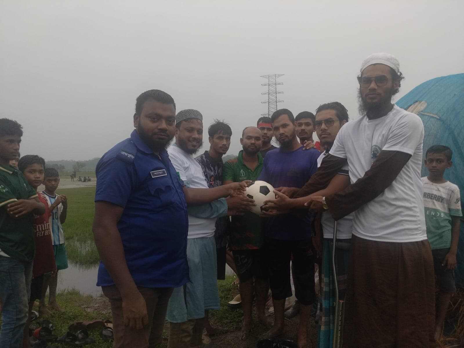 পিরোজপুরে তরুণদের খেলাধুলায় উদ্বুদ্ধ করতে কদমতলায় ফুটবল বিতরণ