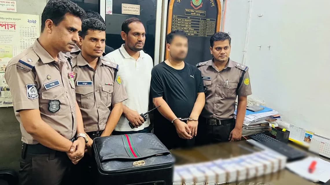বনানীতে ৫৭ লাখ টাকার জাল নোটসহ গ্রেপ্তার ৮ মামলার আসামি, সহযোগী পলাতক