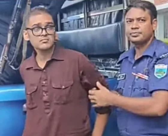 মন্ত্রীর পাশেই পিস্তলসহ বিএনপি নেতার ছেলে: নাটোরের পথসভায় চরম উত্তেজনা ও নাটকীয় মোড়