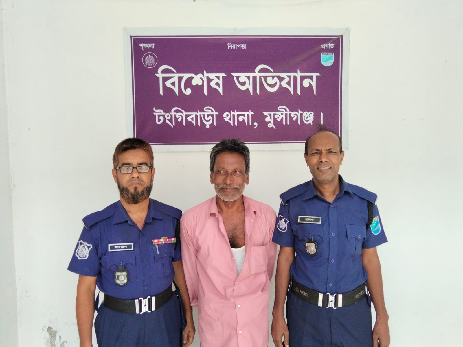 নিজ বাড়িতেই পুলিশের অতর্কিত হানা, গ্রেফতার হলেন পরোয়ানাভুক আসামী বিজয় দাস