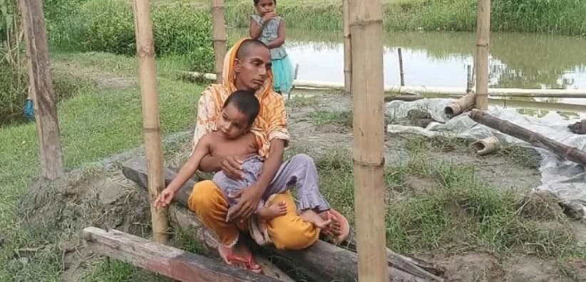 ৫০০ টাকার ভাড়ার জন্য বিক্রি করে দিলেন মাথার চুল, দুই সন্তান নিয়ে রেললাইনের পাশে অসহায় মা