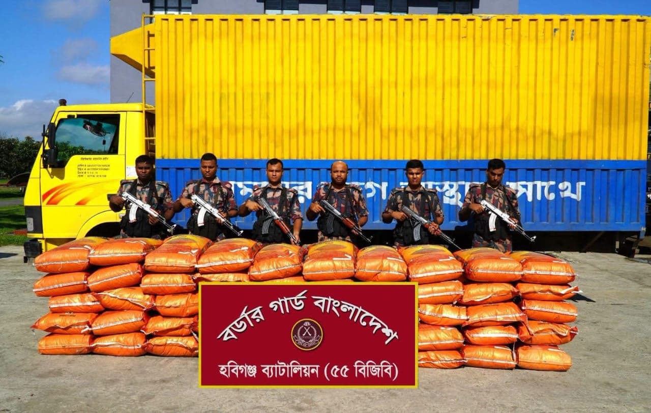 হবিগঞ্জ সীমান্তে দুই কাভার্ডভ্যানসহ প্রায় কোটি টাকার ভারতীয় পণ্য জব্দ
