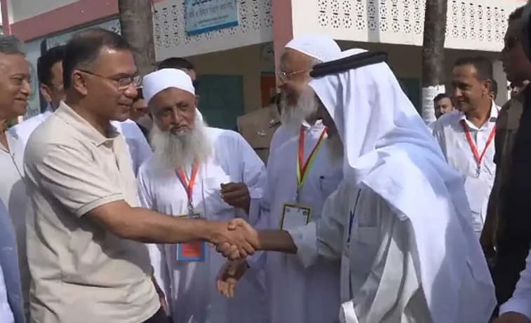 বাবুনগর মাদরাসায় হেফাজত আমিরের সঙ্গে সাক্ষাৎ ও বন্দর পরিদর্শন করলেন প্রধানমন্ত্রী তারেক রহমান