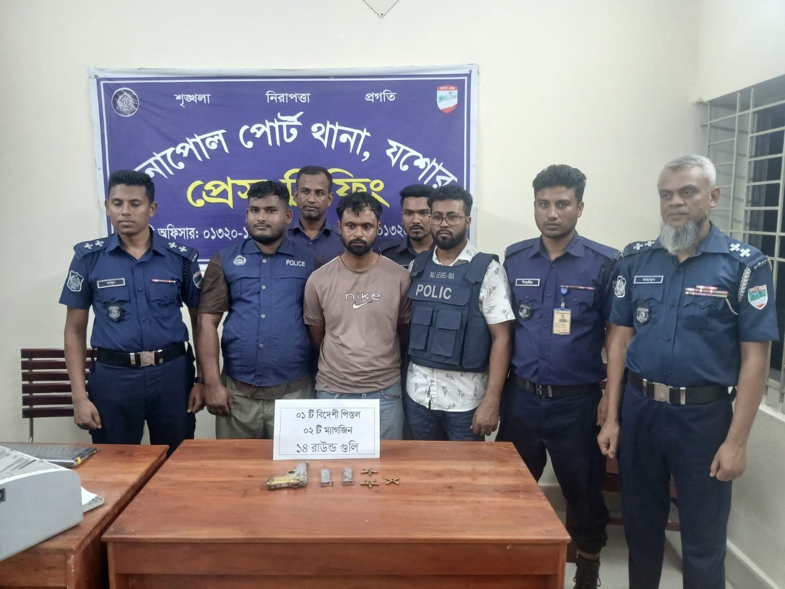বেনাপোলে বিদেশি পিস্তল, ২ ম্যাগাজিন ও ১৪ রাউন্ড গুলিসহ এক যুবক গ্রেপ্তার