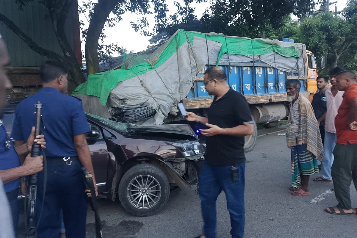 মাঝরাস্তায় দাঁড়িয়ে থাকা ট্রাকে ধাক্কা, প্রাণ গেল সহকারী জজের; কেন এমন দুর্ঘটনা ঘটল?