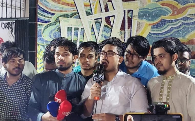 শিক্ষক নিয়োগের বিতর্কিত সিদ্ধান্ত বাতিলের আল্টিমেটাম, শিক্ষা মন্ত্রণালয়কে হুঁশিয়ারি ডাকসু ভিপির