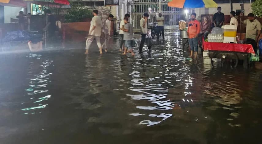 এক ঘণ্টার বৃষ্টিতেই হাঁটু সমান পানি, বিপর্যস্ত নিউমার্কেট ও ঢাকা কলেজ এলাকা