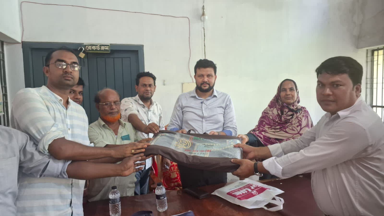 ৫ বছরের স্মৃতি আর সহকর্মীদের ভালোবাসা; তেতুলিয়া সাব-রেজিস্ট্রি অফিসের মোহরারের বিদায়বেলায় আবেগঘন মুহূর্ত