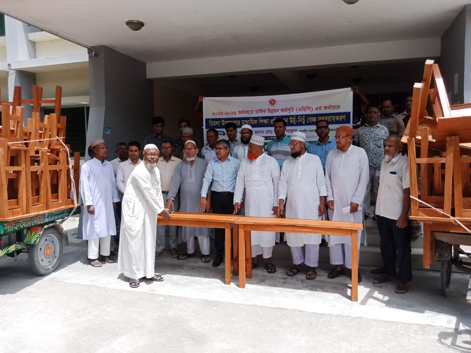 ডিমলায় ১০ টি শিক্ষাপ্রতিষ্ঠানে ৯৫ জোড়া বেঞ্চ বিতরণ