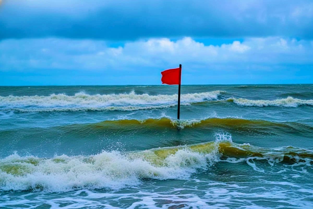 ৪ সমুদ্রবন্দরে ৩ নম্বর সতর্ক সংকেত: বঙ্গোপসাগরে লঘুচাপের প্রভাবে ঝোড়ো হাওয়ার প্রবল আশঙ্কা