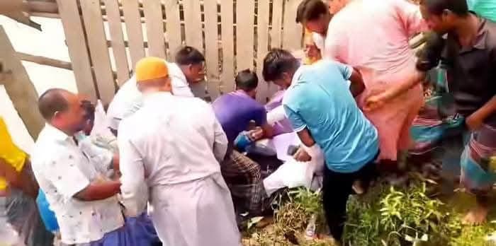 ডিমলায় পরিদর্শনে এসে ভেঙে পড়ল ঝুঁকিপূর্ণ কাঠের সেতু, অল্পের জন্য রক্ষা পেলেন এমপি