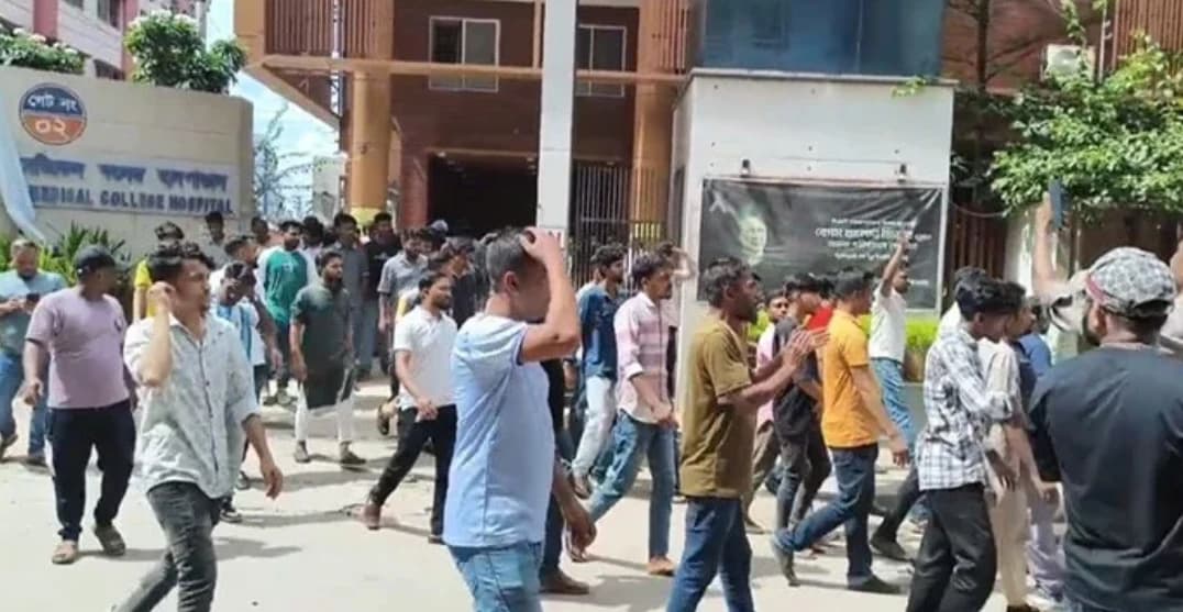 উত্তরা শহীদ মনসুর আলী মেডিকেলে রণক্ষেত্র: গেট ভেঙে ভেতরে প্রবেশ, আহত ১ ও ব্যাপক উত্তেজনা