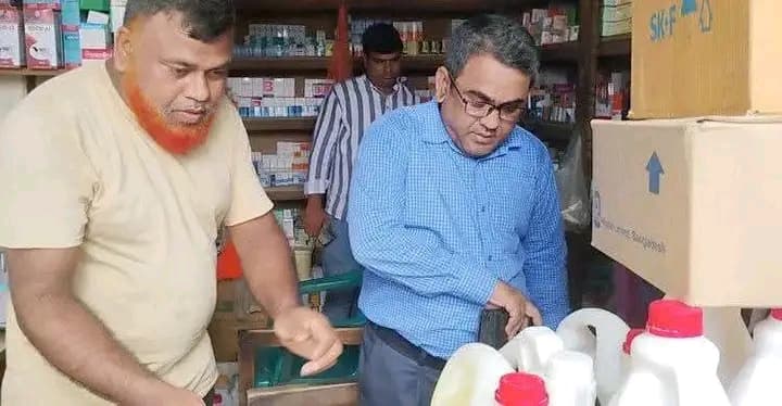 দামুড়হুদায় ভোক্তা অধিকারের অভিযান: ৩ প্রতিষ্ঠানকে ২৫ হাজার টাকা জরিমানা