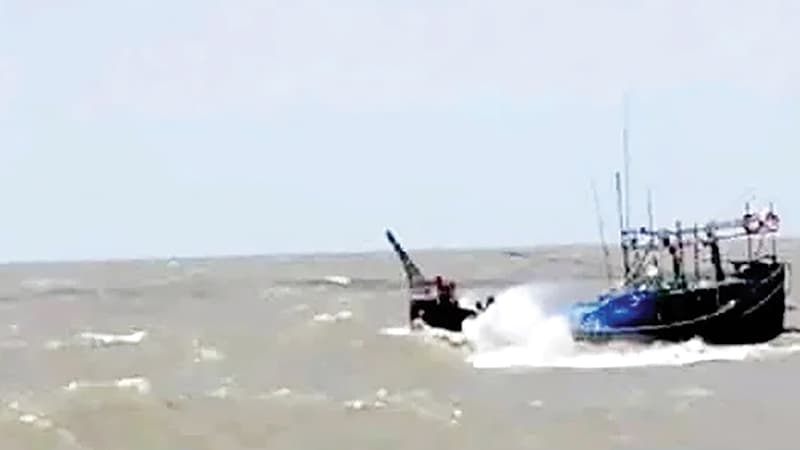 উত্তাল সাগরে তলিয়ে গেল ৩ ট্রলার ও ১ বাল্কহেড, একজনের মৃত্যু আর ৫৫ জনের জীবনযুদ্ধের গল্প
