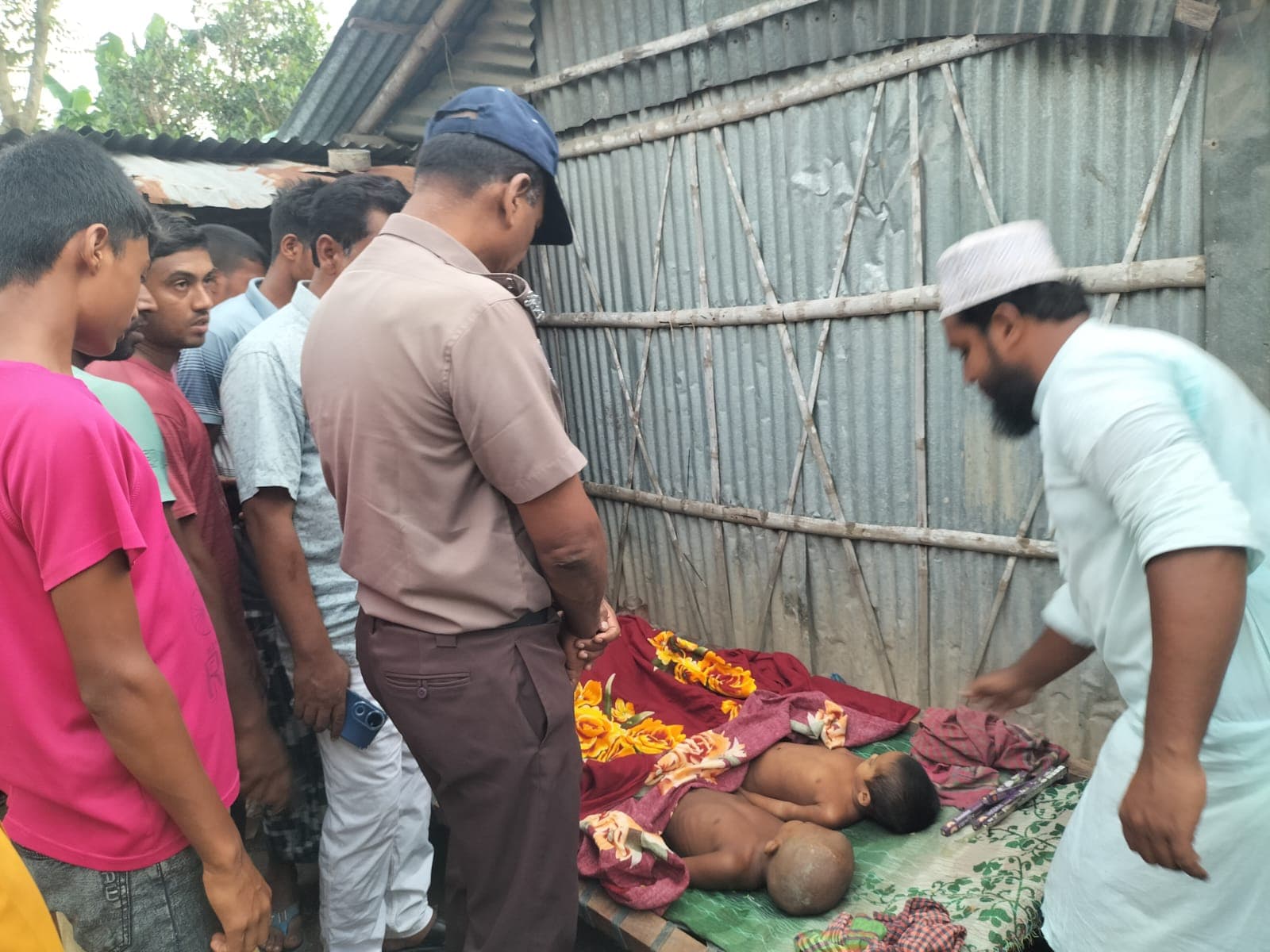 খেলার ছলে নেমেছিল ছোট্ট ডোবায়, মুহূর্তেই শেষ হয়ে গেল দুই শিশুর জীবন; শোকে স্তব্ধ ভোলাহাট