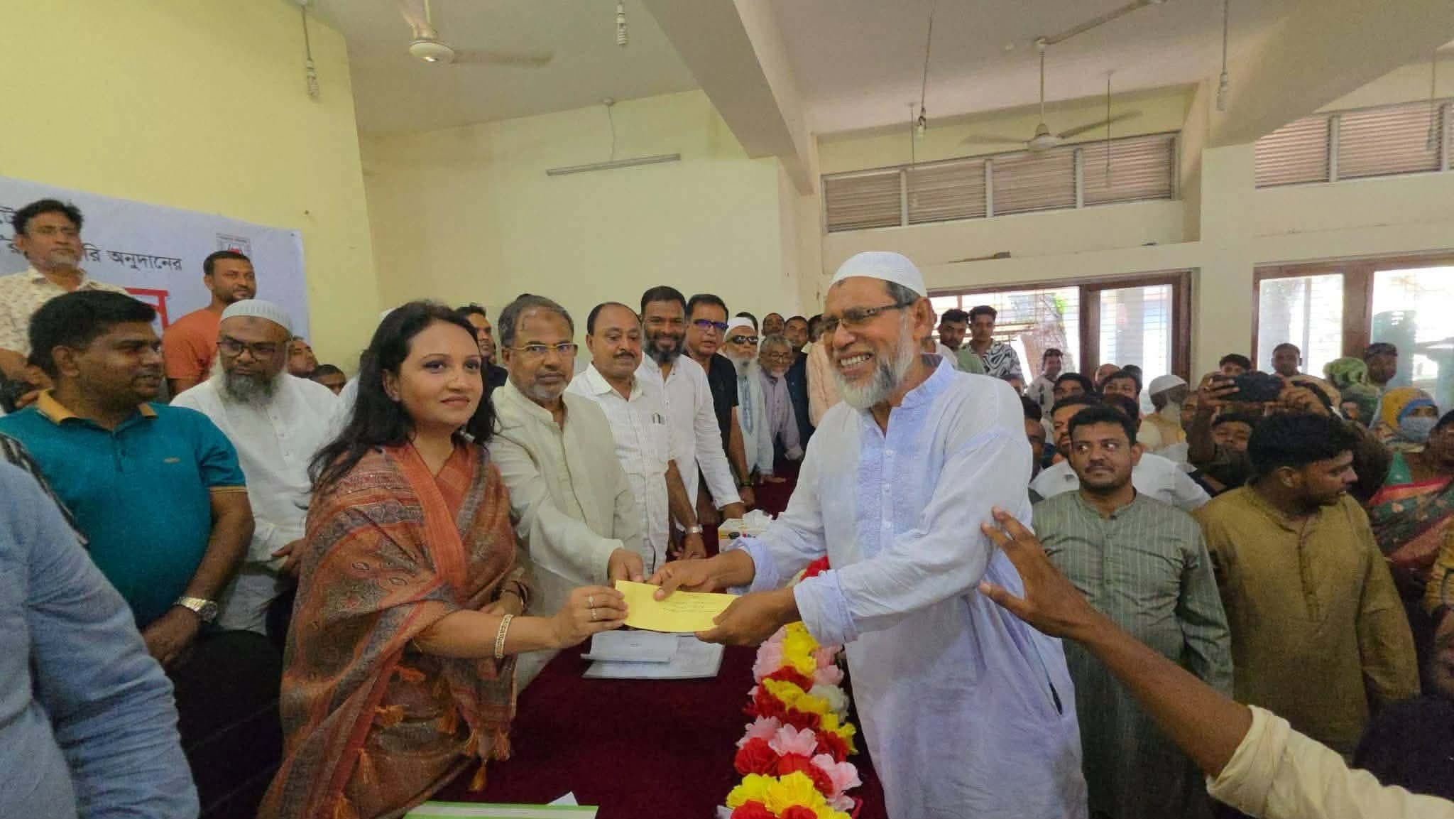 অসহায়দের কল্যাণে অনুদানের সঠিক ব্যবহারের তাগিদ: সিংড়ায় চেক বিতরণ অনুষ্ঠানে প্রতিমন্ত্রী পুতুল