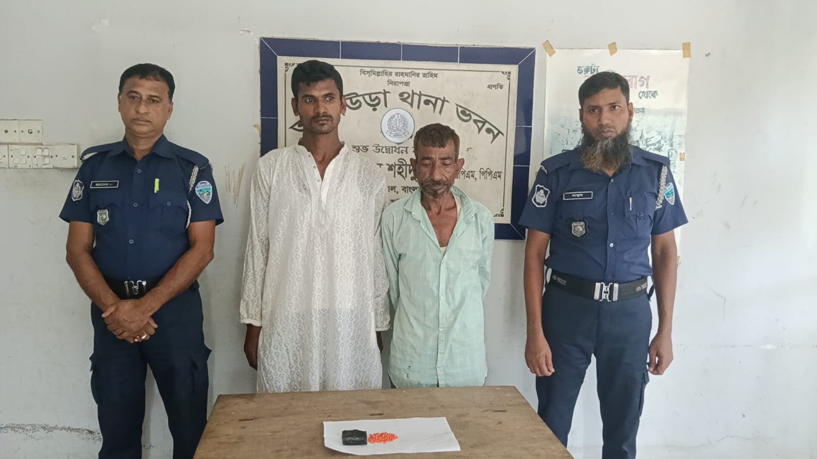 মোগড়া বাজারে হঠাৎ পুলিশের তল্লাশি, ইয়াবা ও রহস্যময় মোটরসাইকেলসহ গ্রেফতার ২