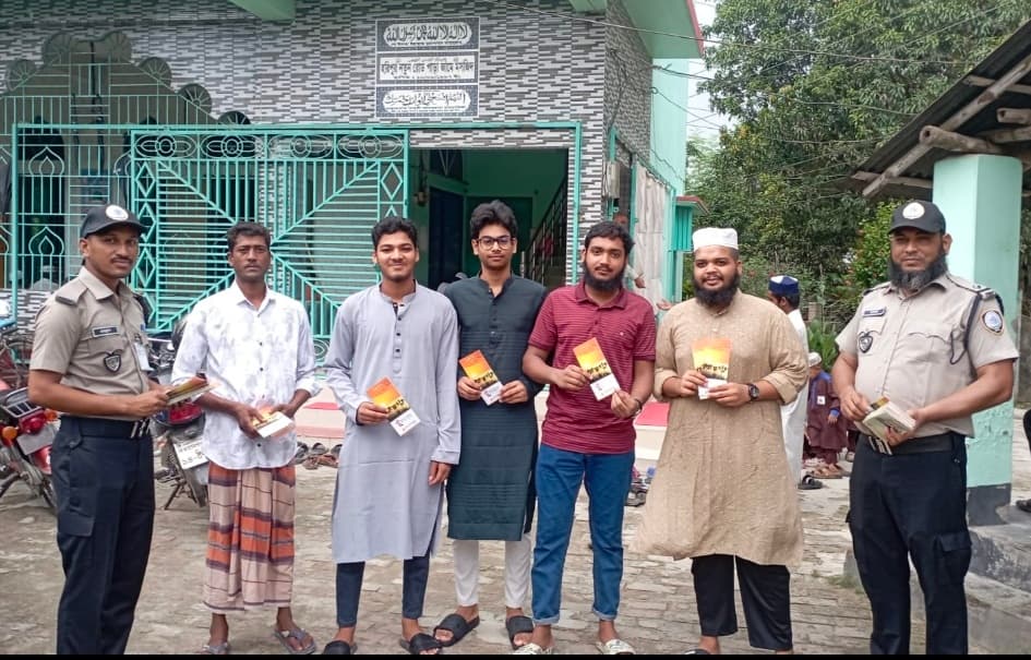 চাঁপাইনবাবগঞ্জে মাদকবিরোধী সচেতনতায় জুমার নামাজের পর লিফলেট বিতরণ