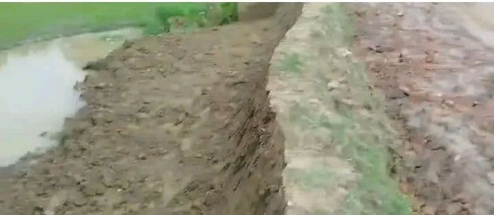বকশিবাজার–আমজাদহাট সড়কের মাটি কেটে ব্যক্তিগত জমি সমতল করার অভিযোগ