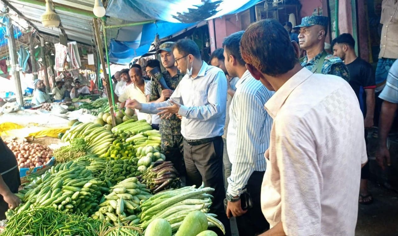 সৈয়দপুরে নিত্য প্রয়োজনীয় পণ্যের বাজার স্থিতিশীল রাখতে ভোক্তা অধিকারের অভিযান
