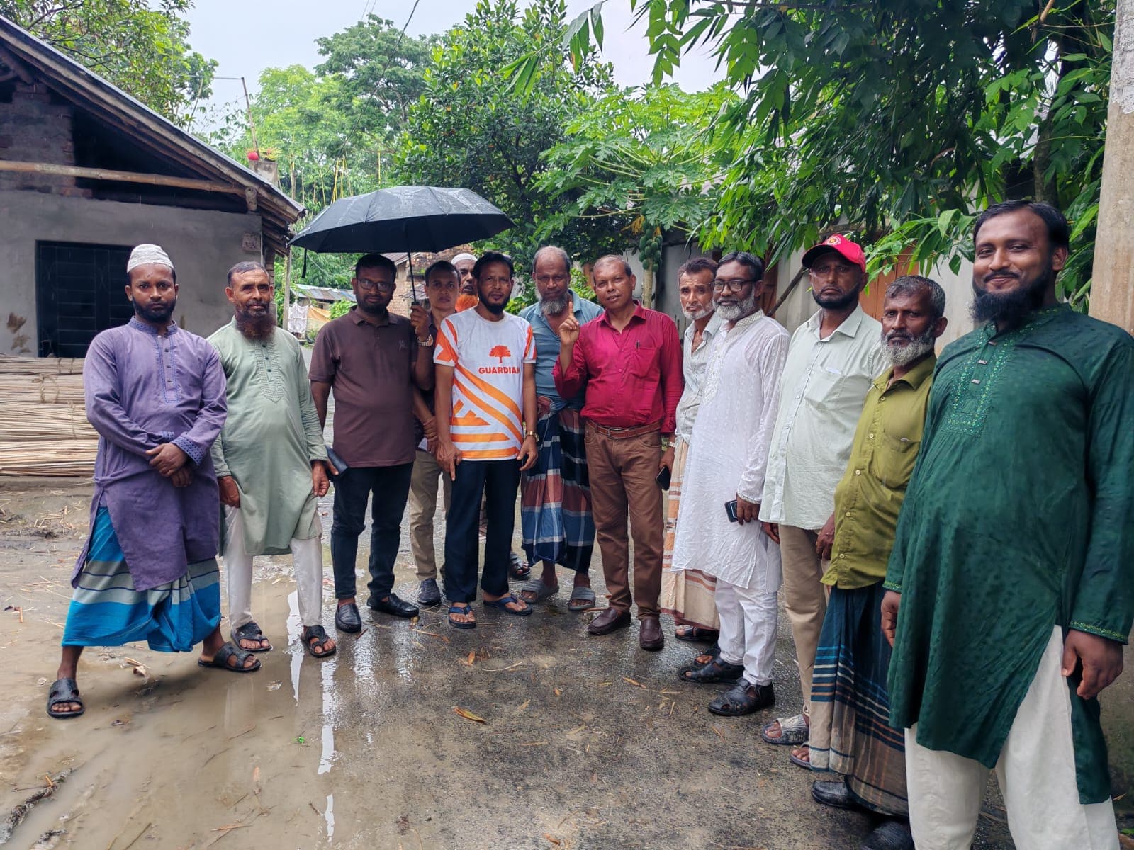 ডুমুরিয়ার টিপনা আদর্শ গ্রামে বিশুদ্ধ পানি ও স্যানিটেশন ব্যবস্থার উন্নয়নে কর্মকর্তাদের স্থান পরিদর্শন