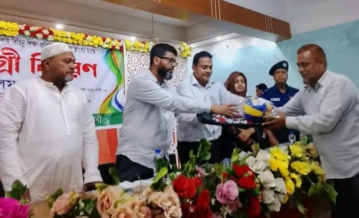 ফুলগাজীতে ৬৬ পরিবারকে টিন-নগদ সহায়তা ১১ বিদ্যালয়ে ক্রীড়া সামগ্রী দিলেন এমপি মজনু