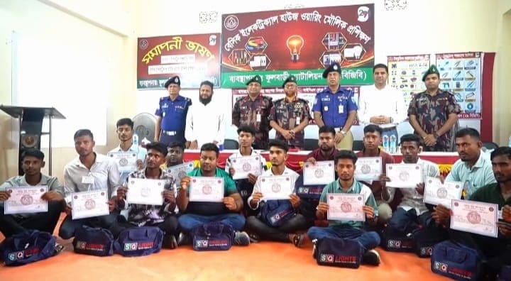 প্রশিক্ষণ শেষে কর্মের হাতিয়ার পেল ফুলবাড়ীর ১৫ যুবক