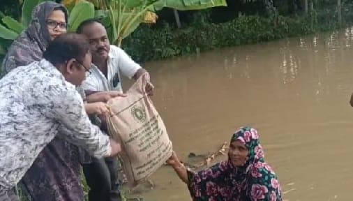 পাহাড়ি ঢলে নিম্নাঞ্চল প্লাবিত, ১৫ পরিবারকে প্রশাসনের সহায়তা