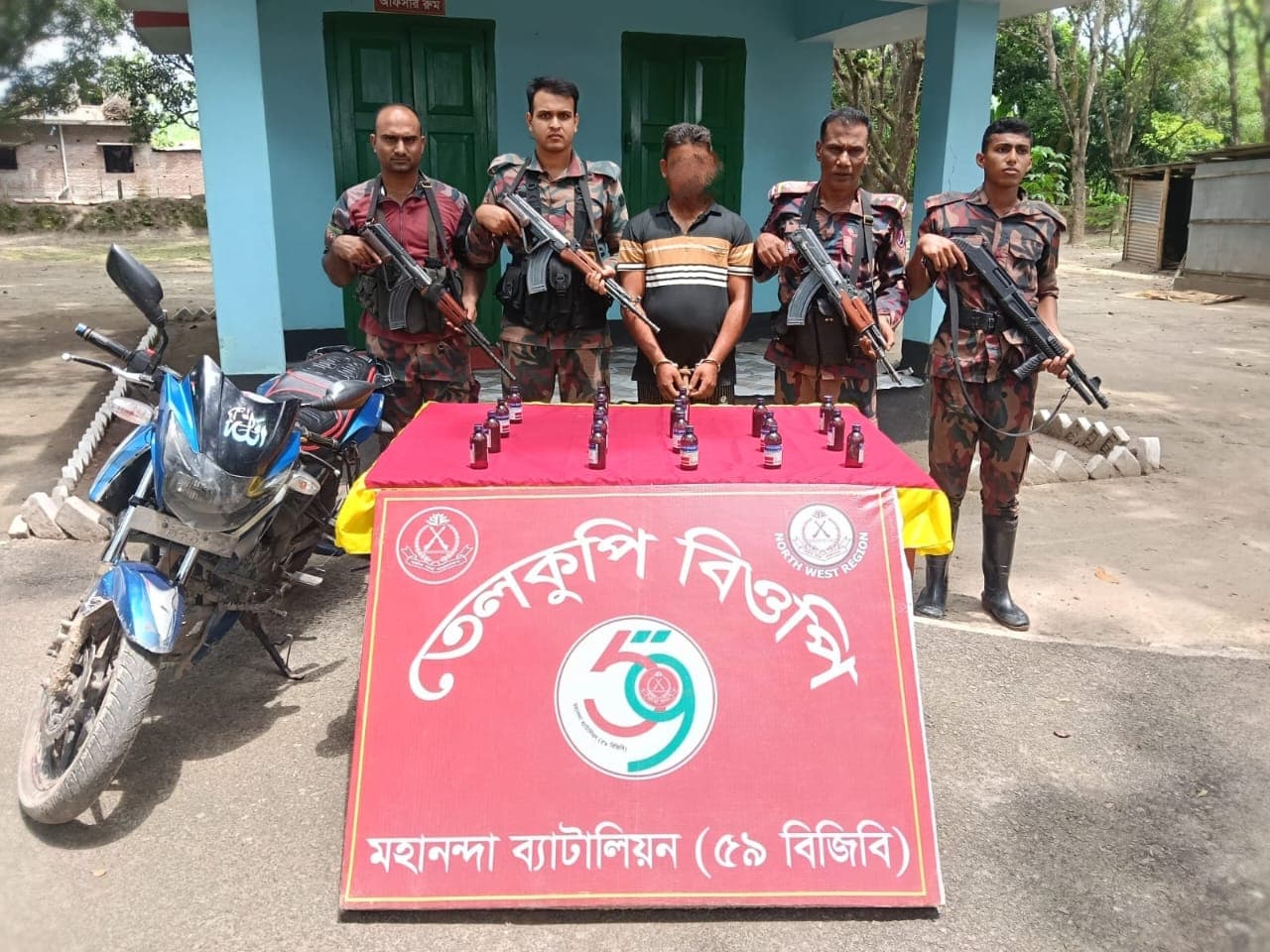 শিবগঞ্জে ৫৯ বিজিবি’র অভিযানে তেলককুপি সীমান্তে মোটরসাইকেল ও ১৮ বোতল নেশাজাতীয় স্কাফসিরাপ সহ আটক ১