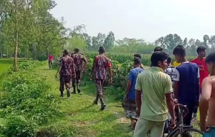 নিজের মাটিতে কৃষককে মারধর বিএসএফ-এর, শত শত গ্রামবাসীর তোপে অস্ত্র ফেলে পলায়ন