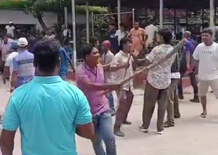 দিনাজপুরে শ্রমিক নেতা গ্রেপ্তার নিয়ে উত্তেজনা, সড়ক অবরোধ ও সংঘর্ষ